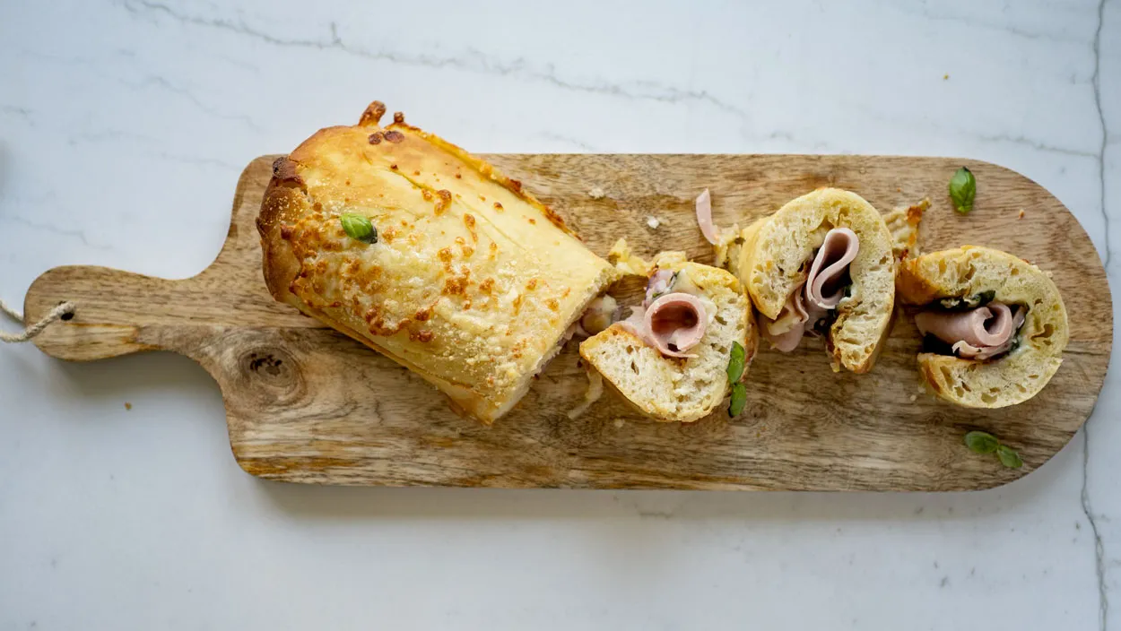 Zawijana pinsa z mortadelą i parmezanem